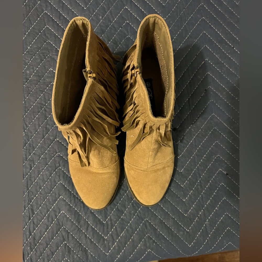 Tan Booties with Fringe
PREOWNED/USED
Breckelles